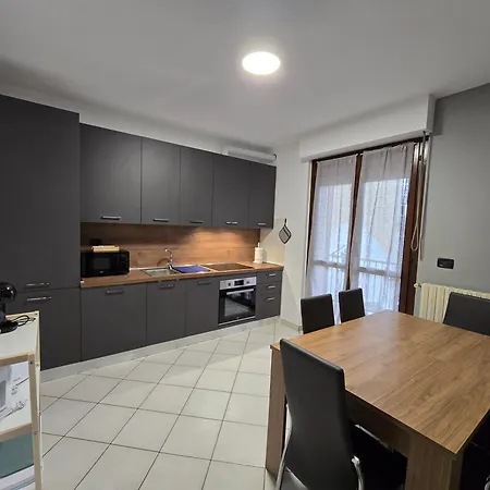 Per 4 Persone - Ascensore E Balcone * Άστι